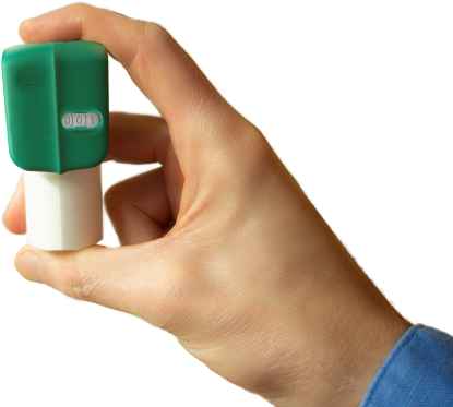 An inhaler with a puff countdown mechanism is hold, showing in its display window the number 001.